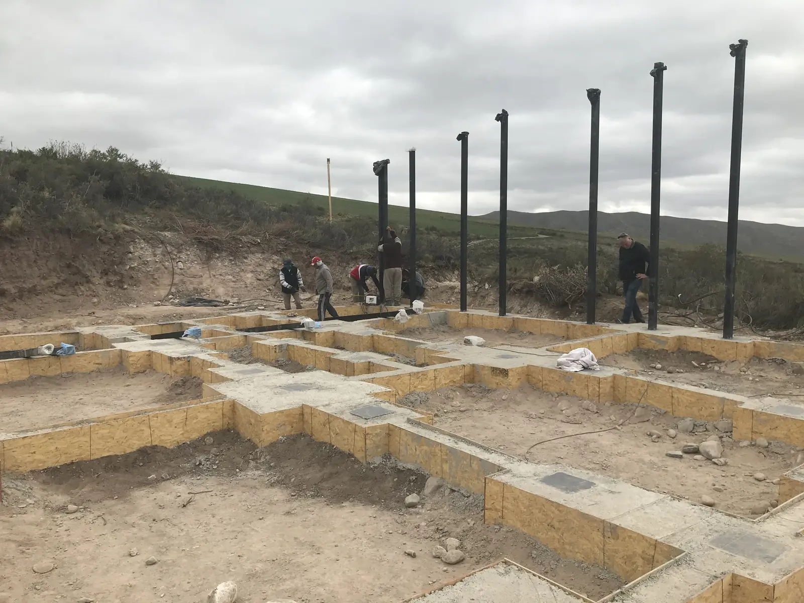Fundaciones de hormigón y columnas metálicas montadas en la ladera
