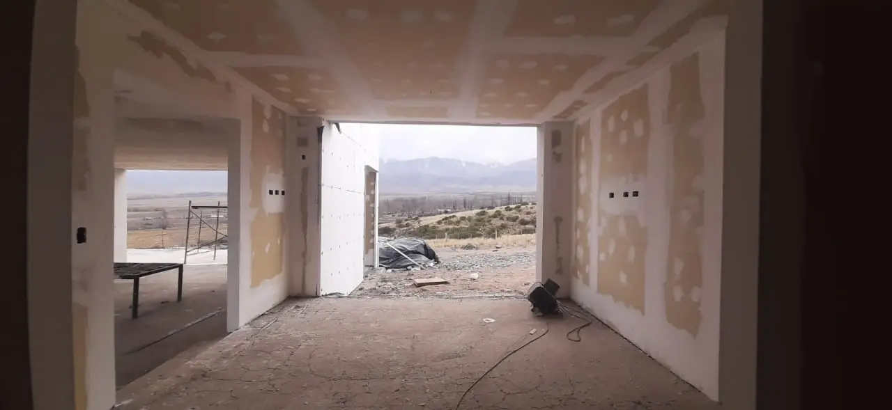 Ambiente interior con vanos que enmarcan el paisaje de montaña