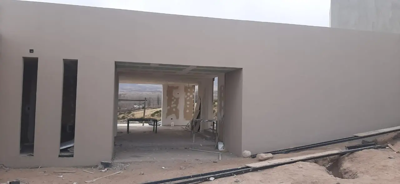 Interior de la casa con muros blancos y sucesión de vanos