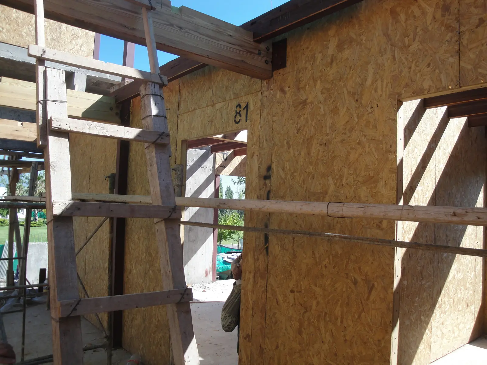 Muros de paneles SIP con OSB a la vista y apuntalamientos de madera