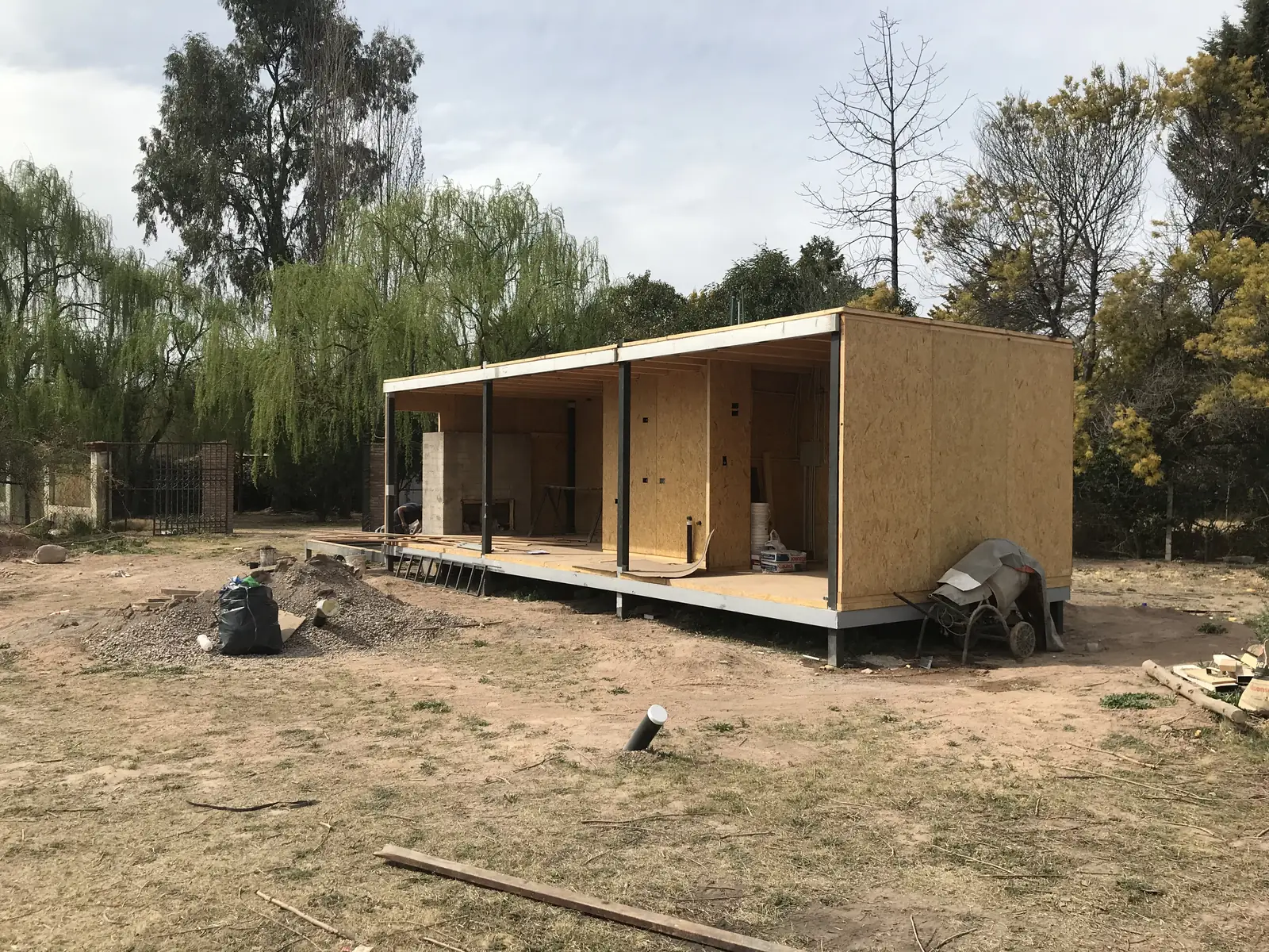 Casita modular de paneles SIP sobre pilotes, con las aberturas ya replanteadas