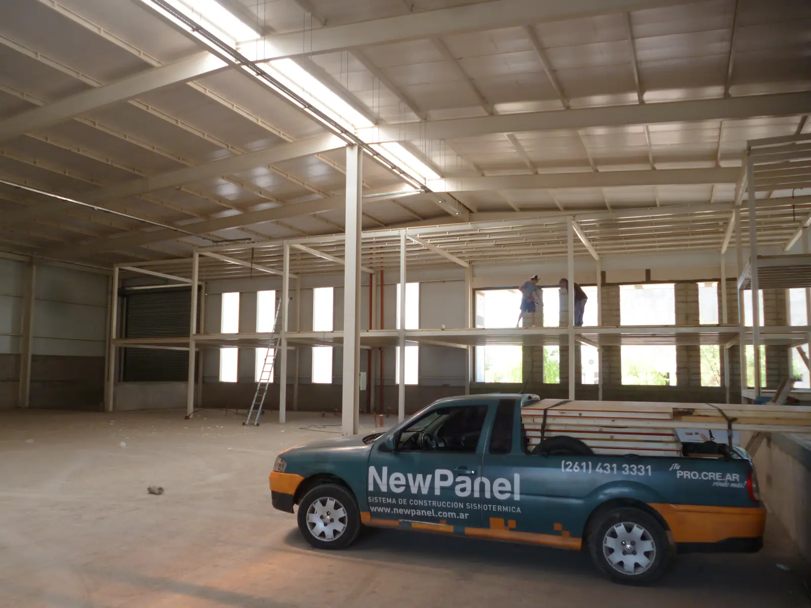 Interior de la nave con camioneta de New Panel durante el montaje