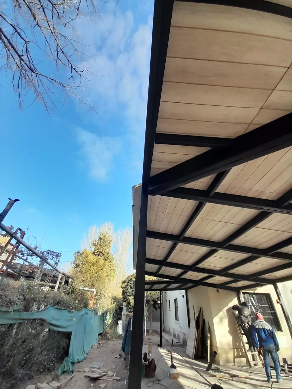 Cubierta de la galería vista desde abajo contra el cielo despejado