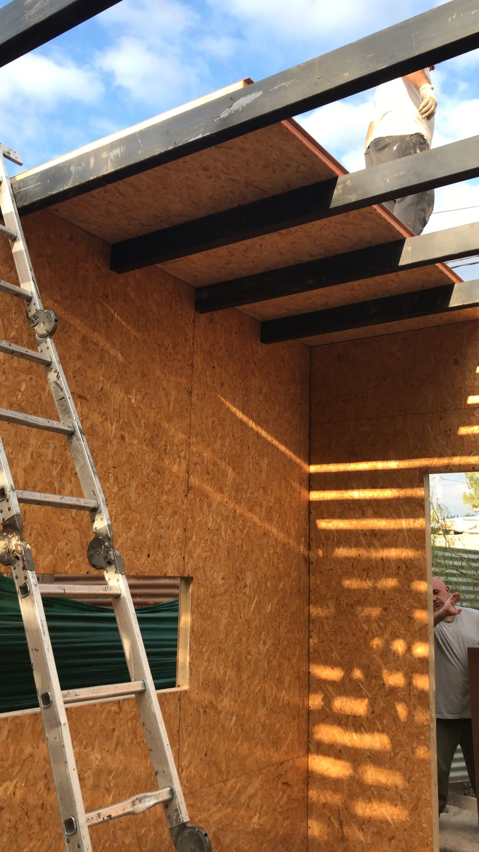 Interior del módulo con muros de panel SIP, andamio y aberturas metálicas