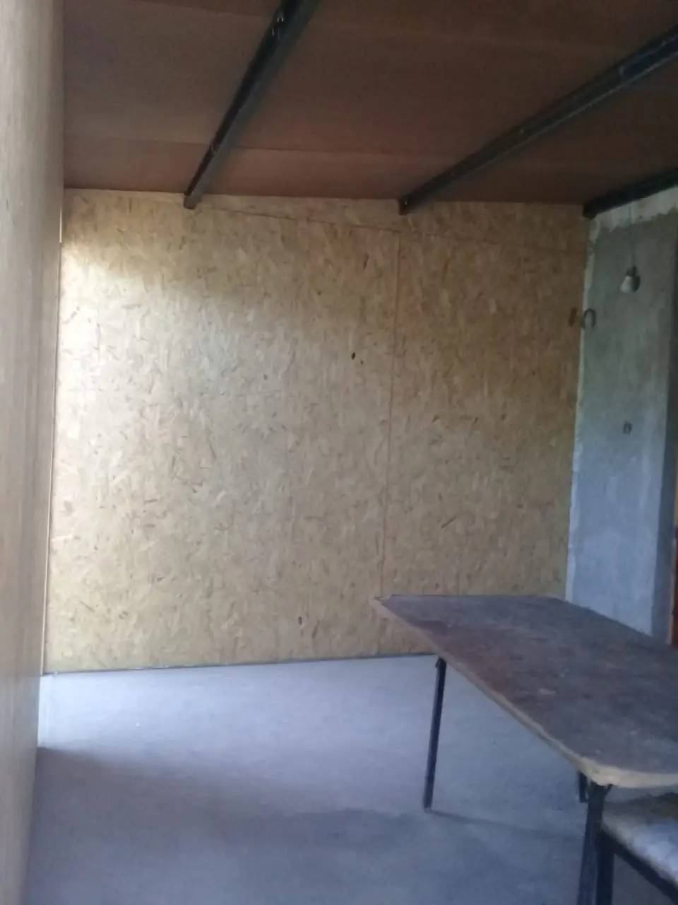 Interior del módulo con muros de panel SIP y viga metálica de techo