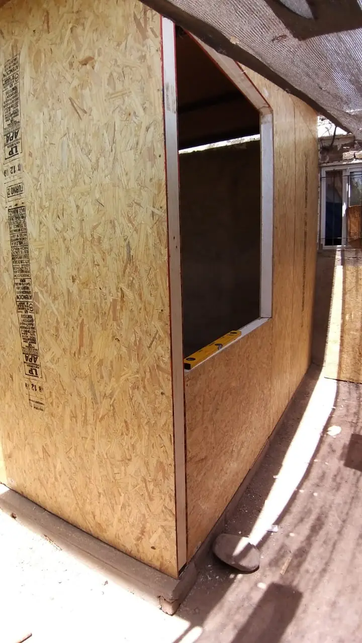 Esquina del módulo con vano de ventana recortado en el panel SIP