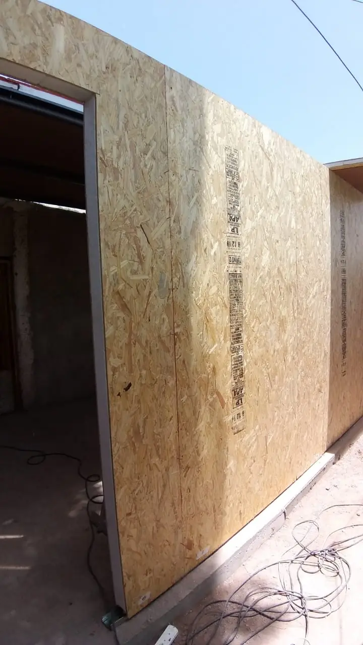 Lateral del módulo con alero metálico y cables de instalación eléctrica