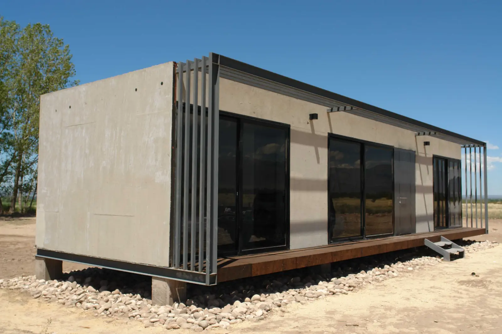 Exterior del módulo habitacional con parasoles verticales y ventanales corridos