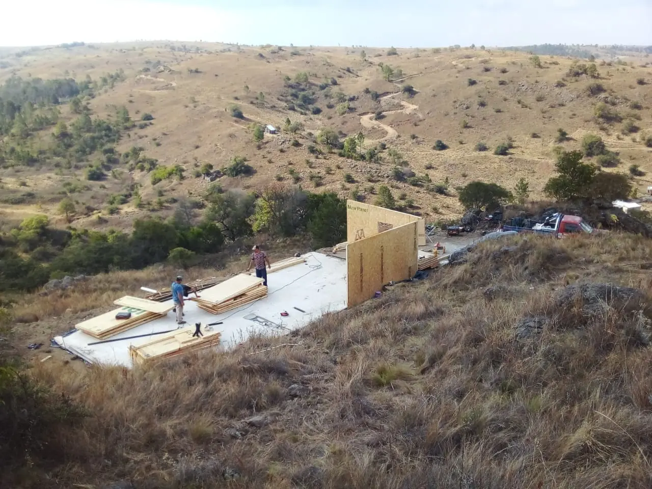 Vista general del terreno con la platea y los paneles SIP apilados