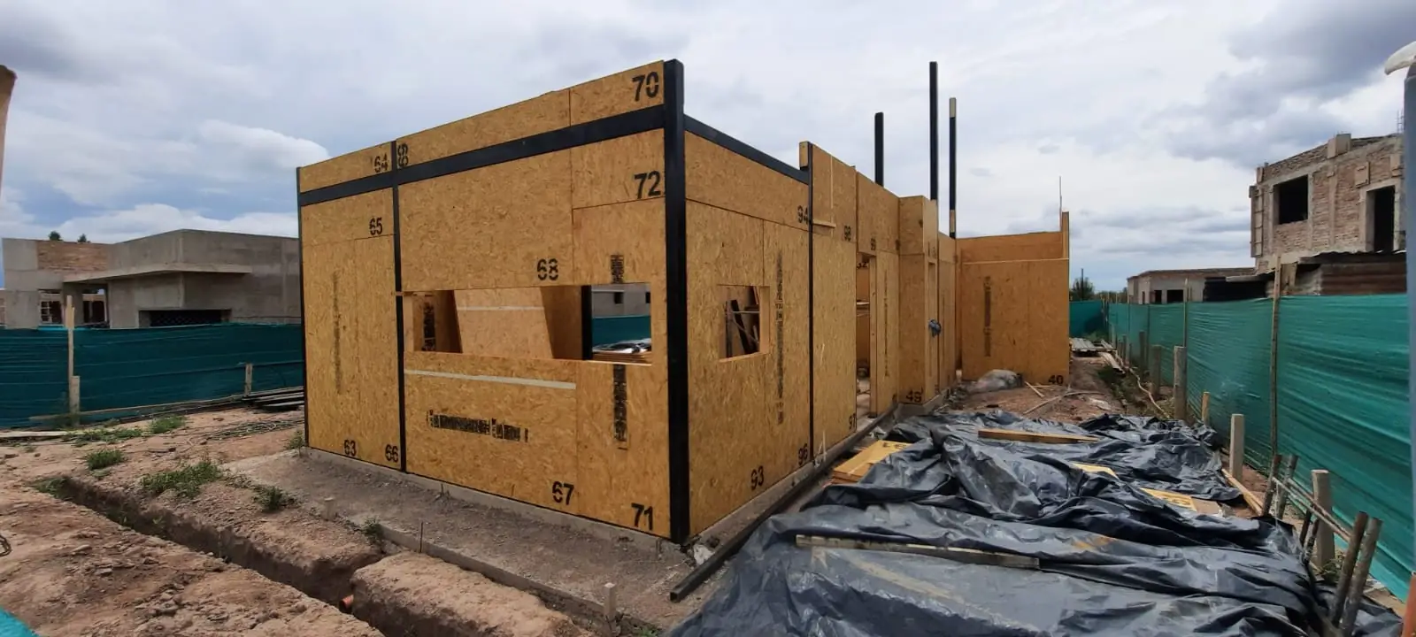 Volumen de la vivienda con los muros de panel SIP ya levantados