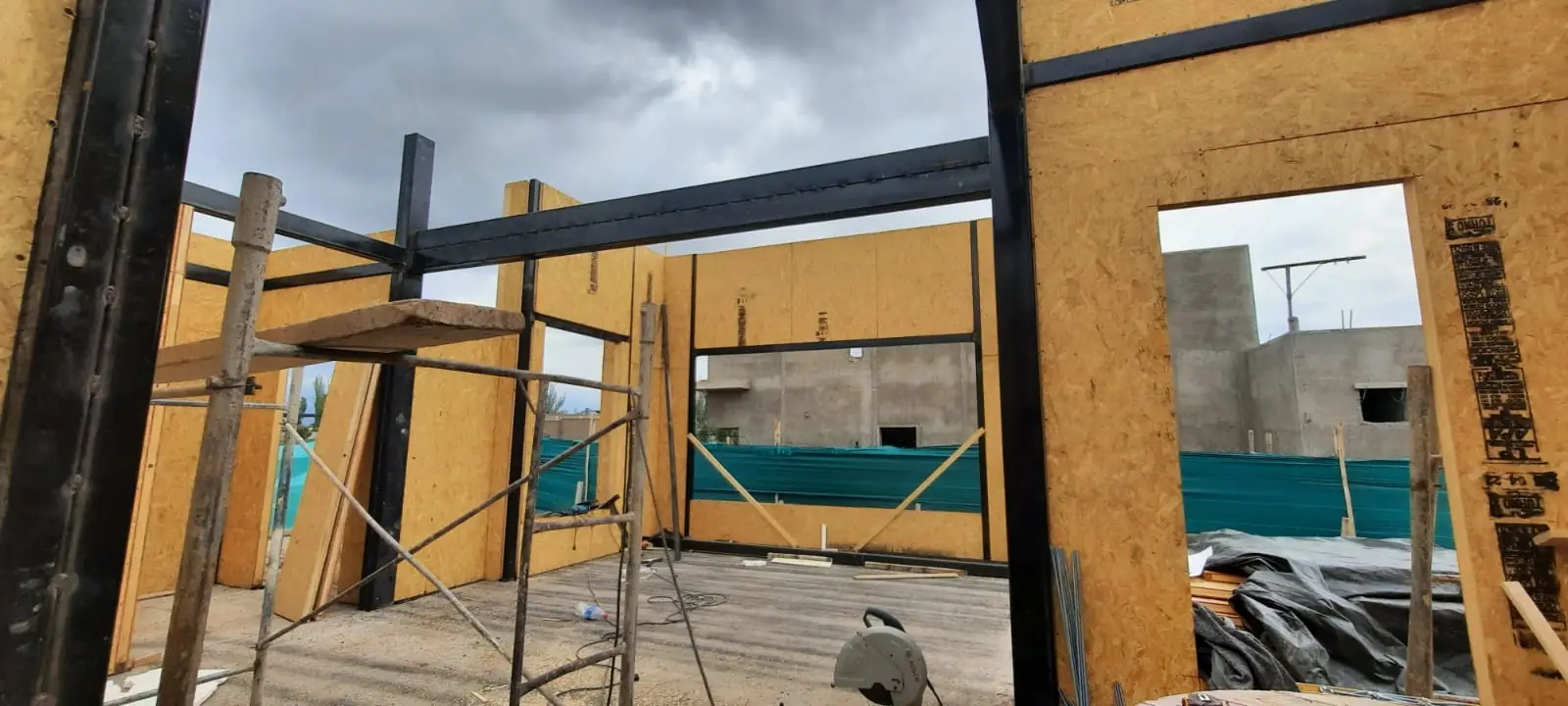 Interior de la planta con tabiques de panel SIP y perfiles metálicos