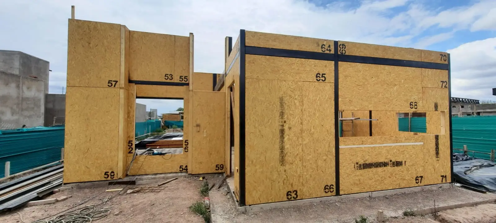 Muros de panel SIP numerados y montados sobre la platea de hormigón