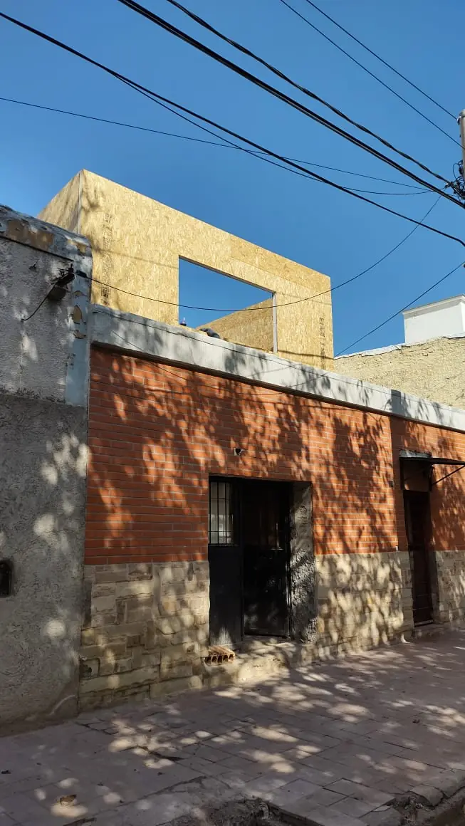 Nuevo volumen de paneles SIP construido sobre la vivienda de planta baja