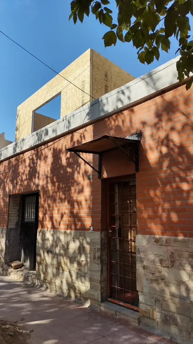 Frente de la casa existente con la ampliación superior ya montada