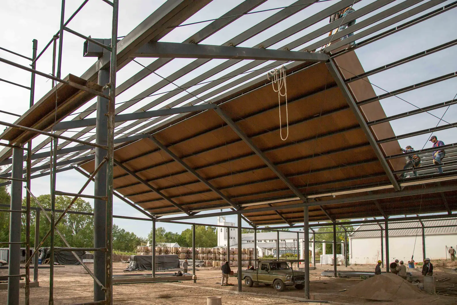 Nave de estructura metálica con techo a dos aguas en pleno montaje