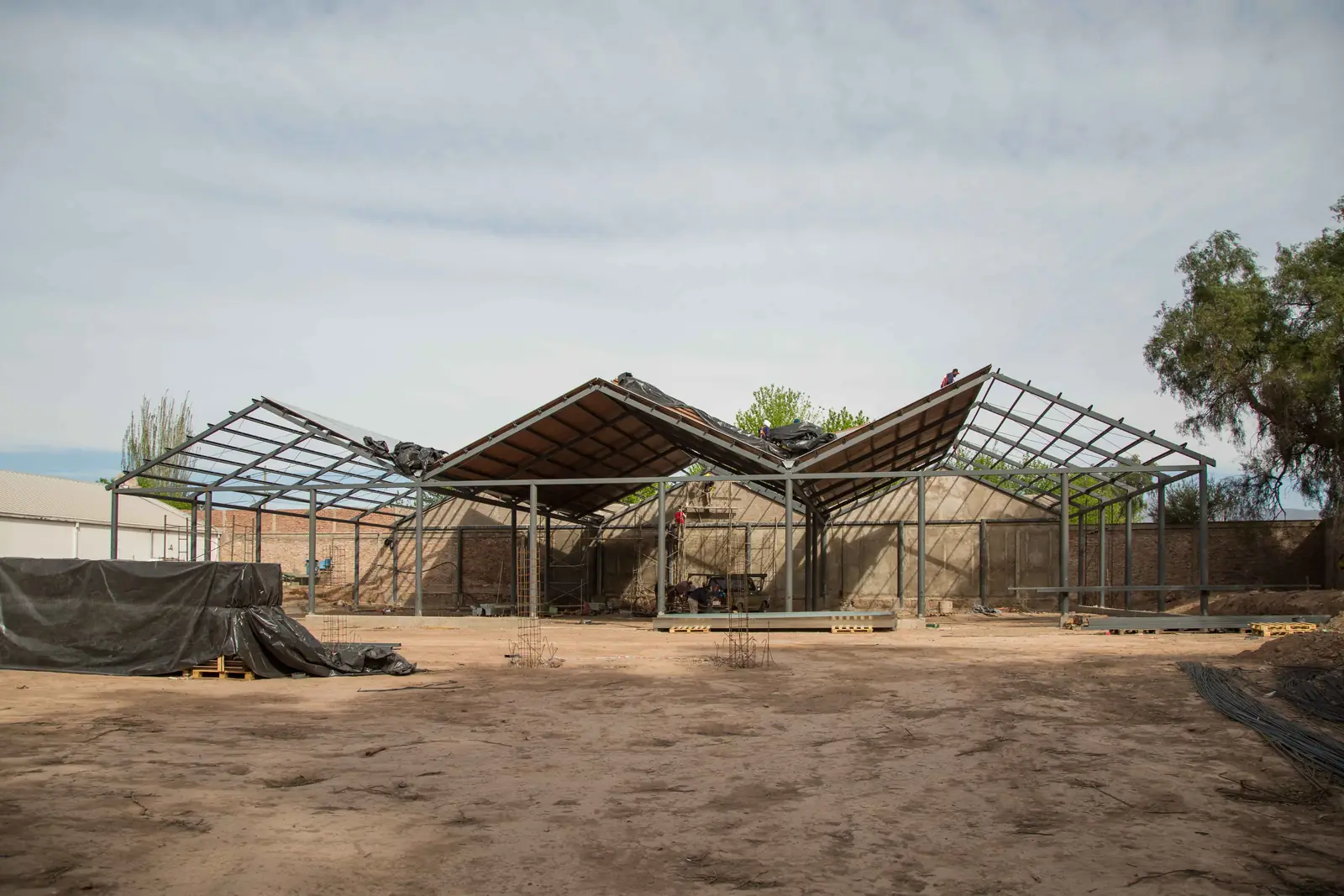 Estructura metálica de gran luz sin cerramiento, apoyada sobre suelo de tierra