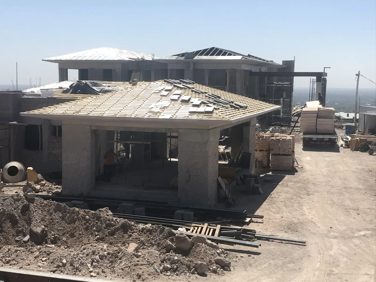 Vivienda en obra con la cubierta ya colocada, vista desde el terreno