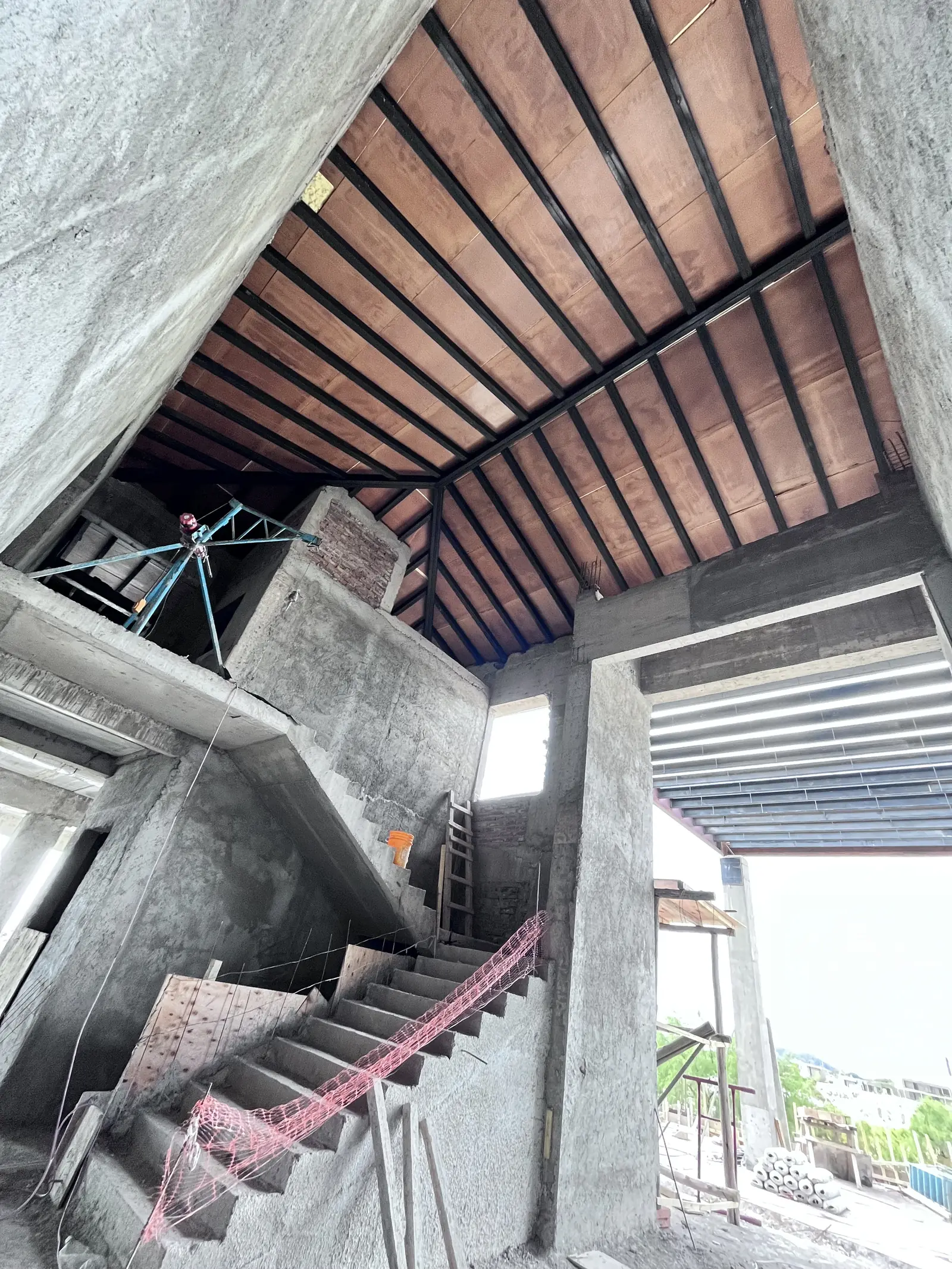 Escalera de hormigón bajo la cubierta aislada a dos aguas