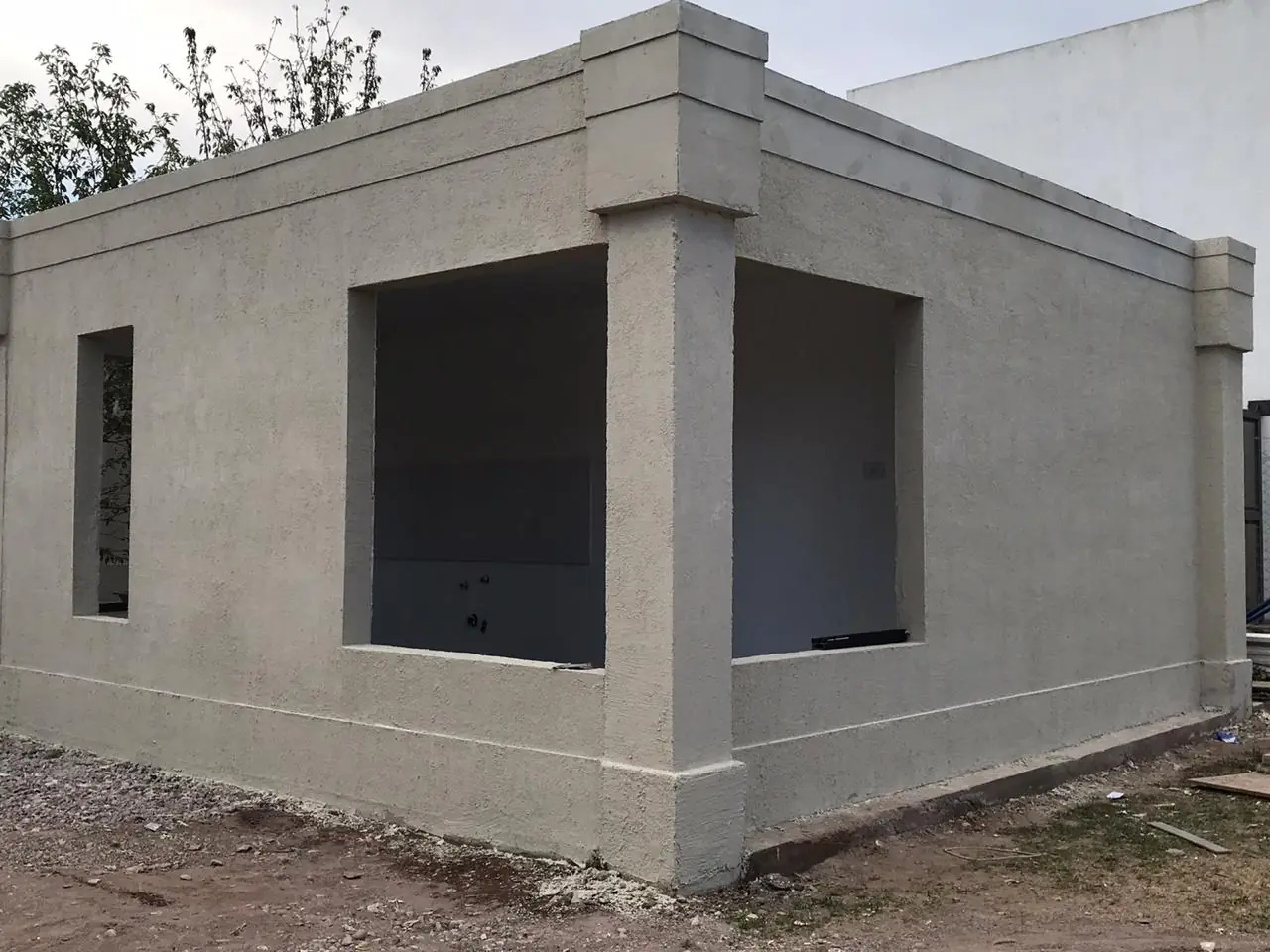 Volumen revocado en obra con molduras perimetrales y vanos sin aberturas