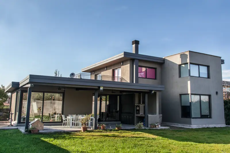 Vivienda de dos plantas con galería y amplio parque de césped