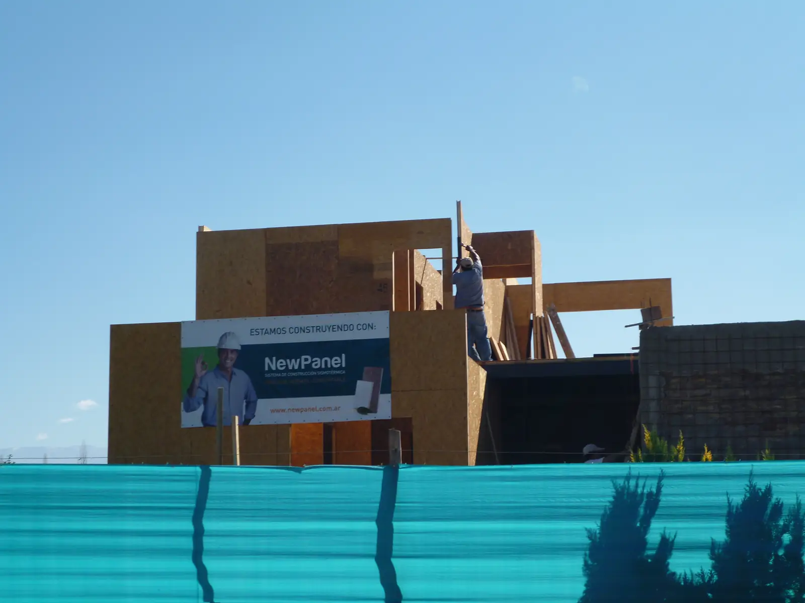 Montaje de paneles SIP en obra con cartel de New Panel
