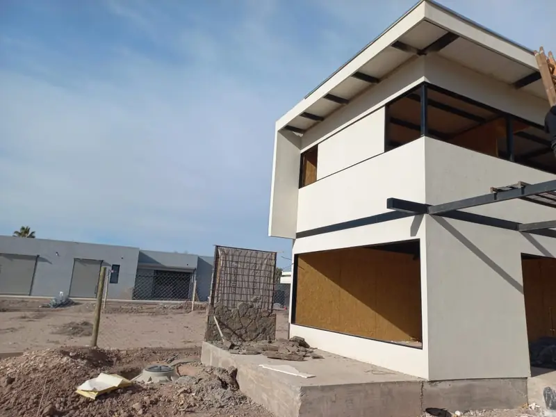 Vivienda de dos plantas con volumen superior terminado y planta baja en obra