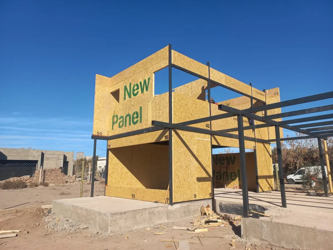 Estructura de paneles SIP con logo de New Panel y perfiles metálicos