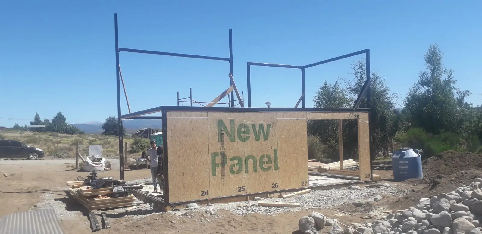 Montaje de los primeros paneles SIP New Panel sobre la platea