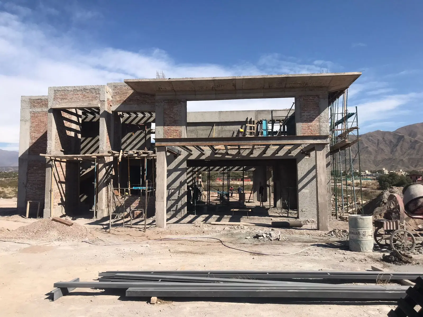 Doble altura en construcción con encofrados de madera y armaduras a la vista