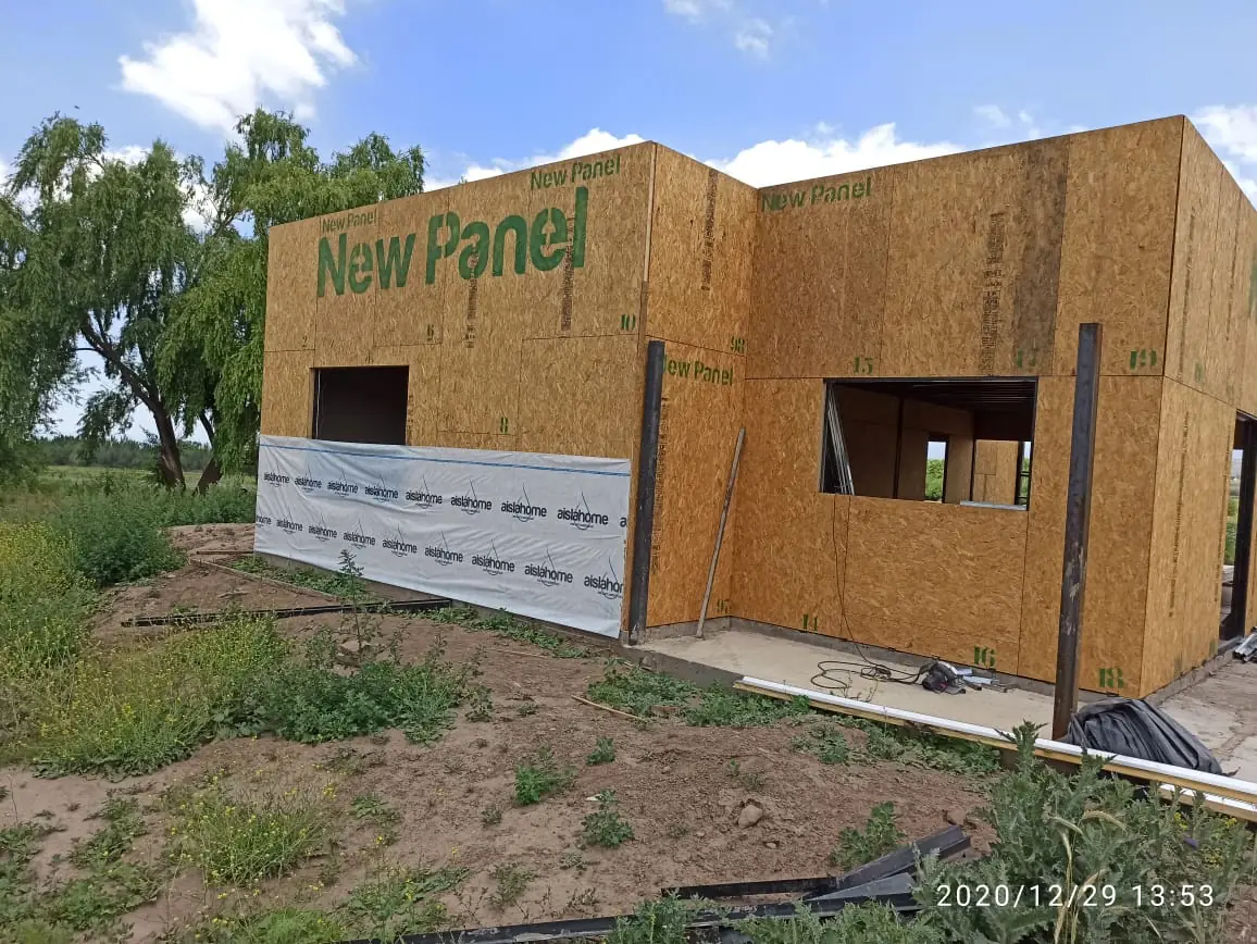 Perspectiva de la vivienda en paneles SIP con membrana en la base