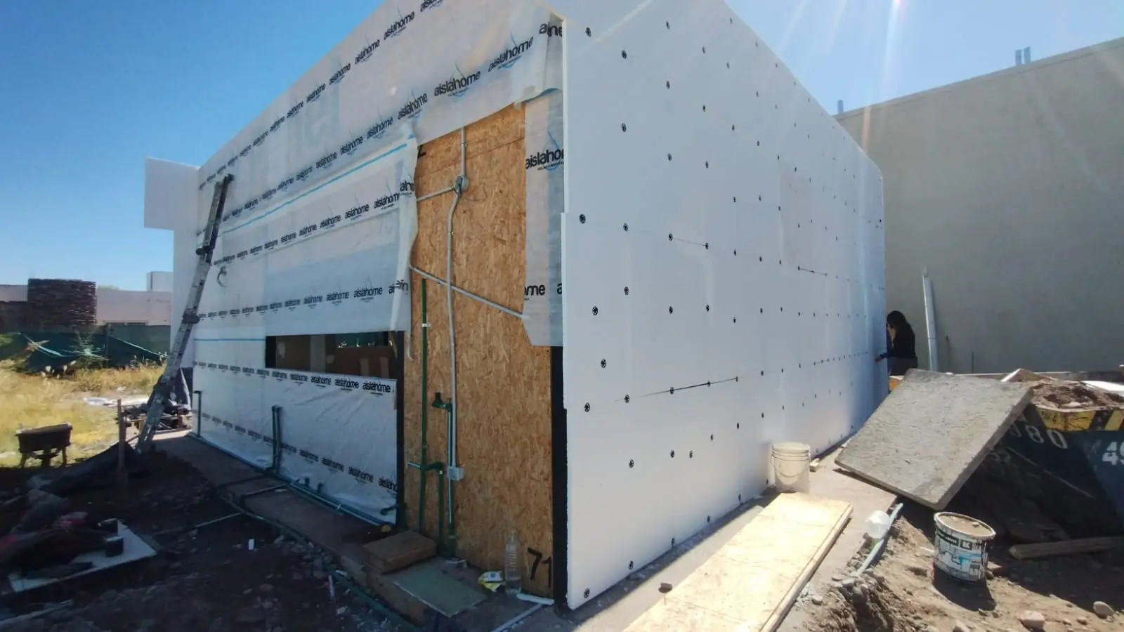 Lateral de la vivienda con placas de aislación y panel SIP a la vista