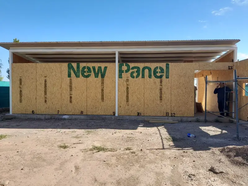 Frente de la vivienda en obra con paneles SIP New Panel y techo colocado