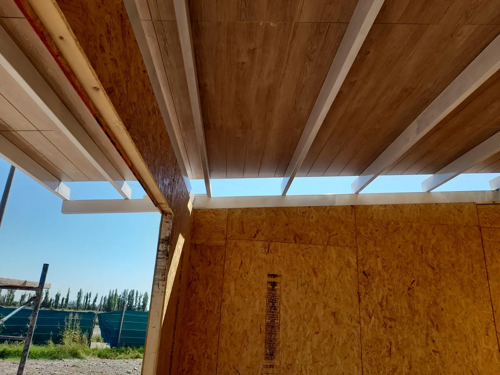 Estructura de techo sobre los paneles, con gran abertura abierta al paisaje