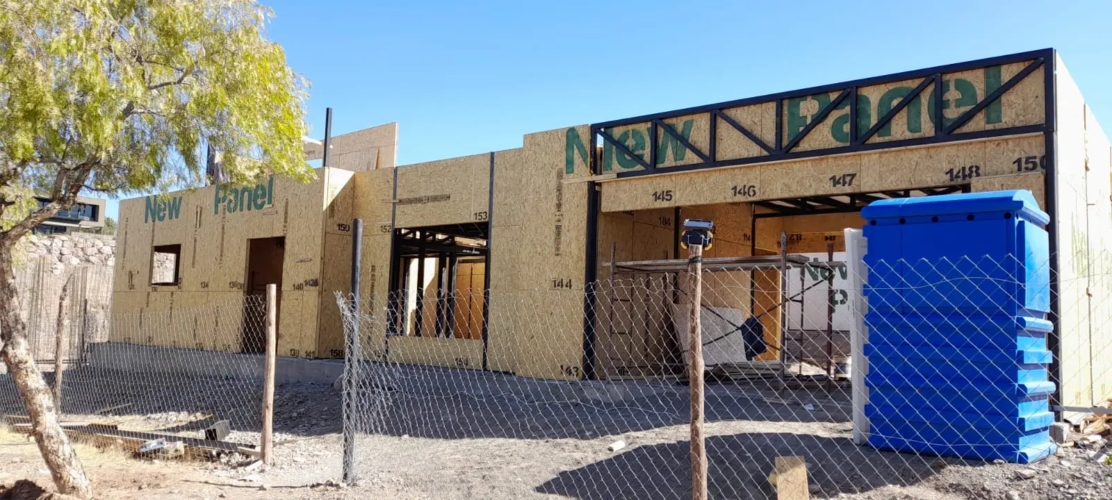 Vivienda en obra con muros de panel SIP y estructura metálica de techo