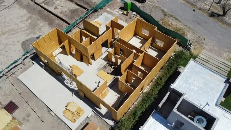 Toma aérea que muestra la distribución completa de ambientes con muros de paneles SIP