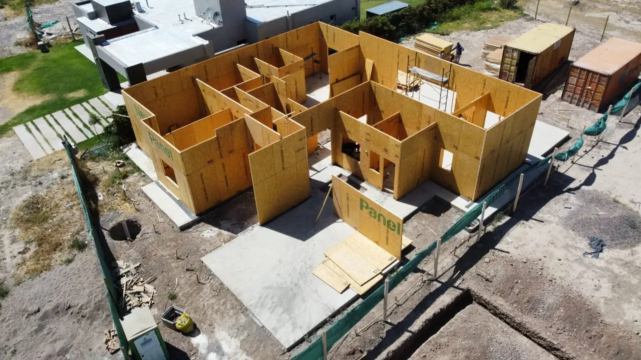 Aérea lateral de la vivienda con tabiques interiores ya armados en paneles SIP